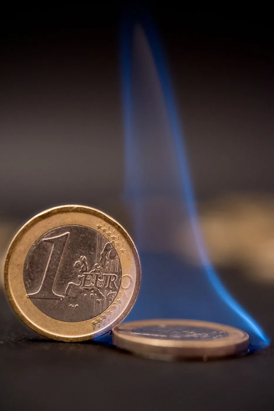 Pièces d'un euro qui brûlent, symbole du coût de l'absentéisme