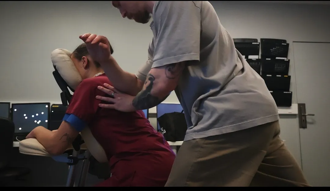 Massage assis Amma réalisé sur le lieu de travail