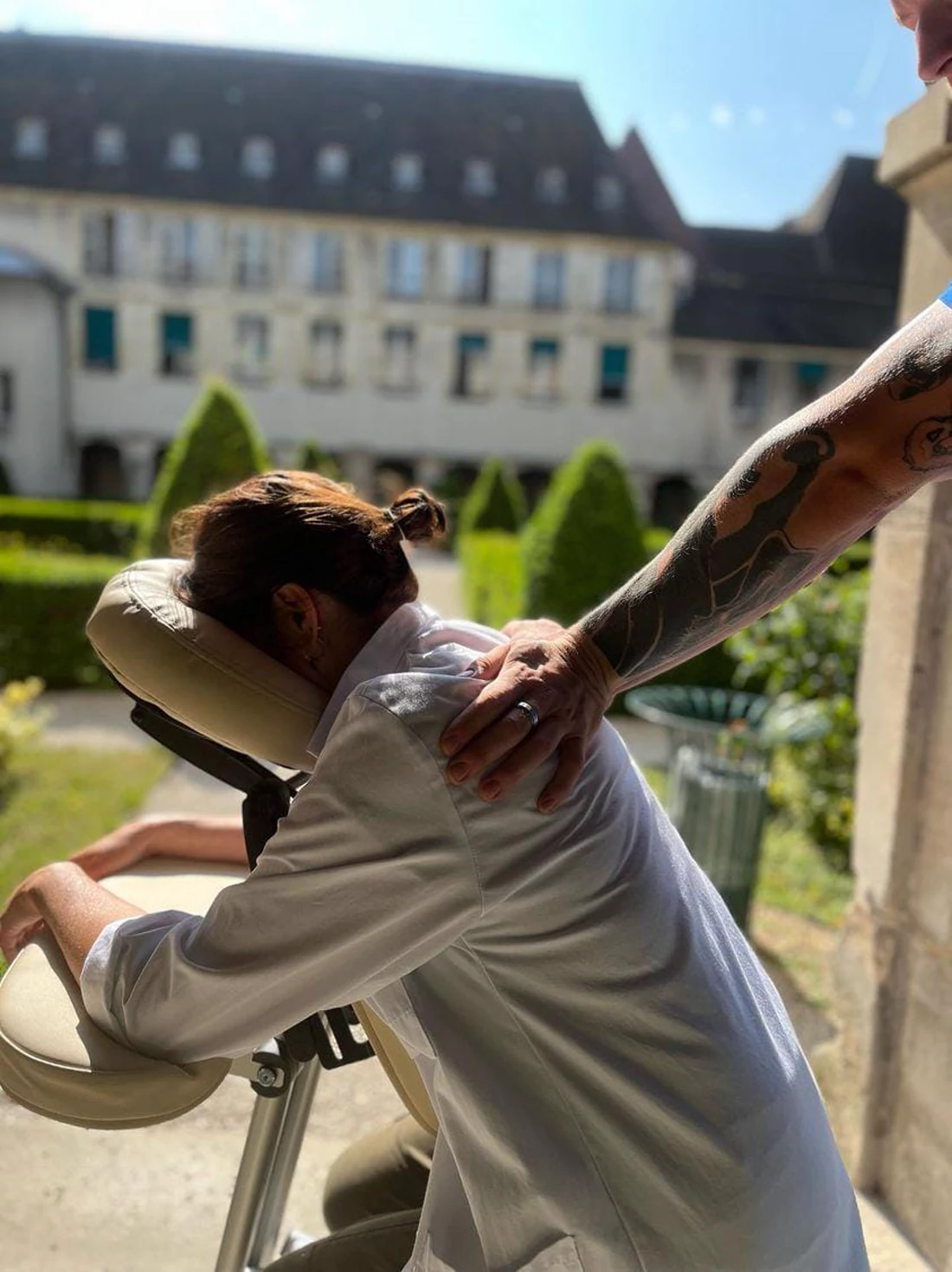 Massage assis en extérieur dans une cour