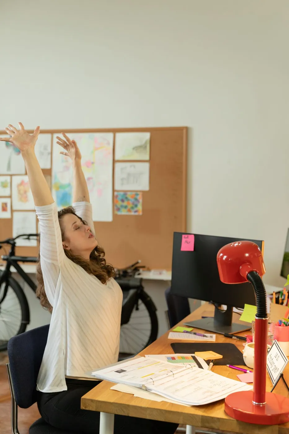 Salarié faisant une pause pour relâcher la pression au travail